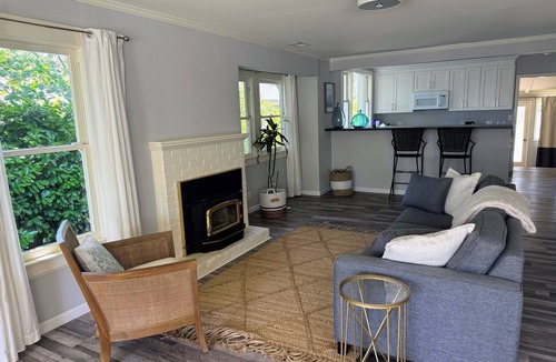Sonoma House | Remodeled farmhouse walking distance to downtown Sonoma!
