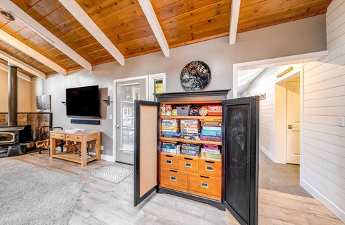Jacoby Creek House | Remodeled ranch home with hot tub, basketball, 4 fireplaces, firepit, Ping-Pong