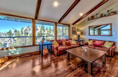 Upper Kingsbury House | Renovated Luxury Lake View Home - new decor/hot tub/pool table/central location