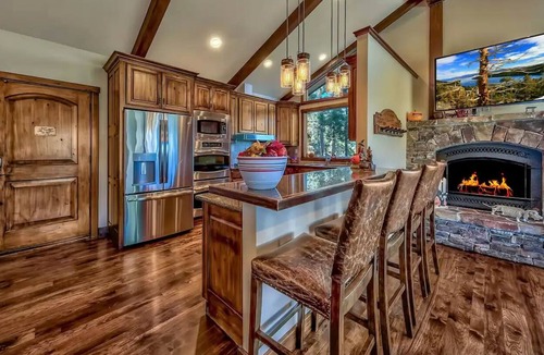 Upper Kingsbury House | Renovated Luxury Lake View Home - new decor/hot tub/pool table/central location