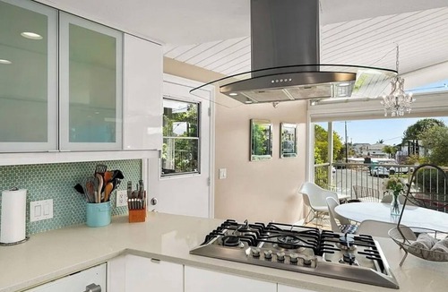Lantern District House | Renovated Mid-century - Walk to Harbor/Doheny!