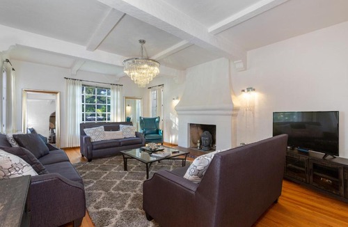 Beverly Grove Apartment | Renovated Spanish 3BD 2BA near Beverly Hills