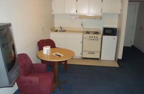 Lake Havasu City Hotel | Restful Room w/Kitchenette & Free Parking, Near London Bridge & Windsor Beach