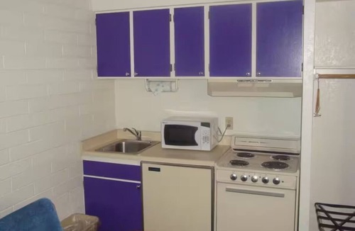 Lake Havasu City Hotel | Restful Room w/Kitchenette & Free Parking, Near London Bridge & Windsor Beach