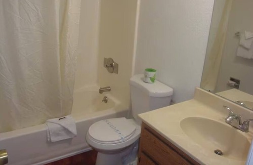Lake Havasu City Hotel | Restful Stay Near Local Restaurants | w/Free Parking + Pets Allowed