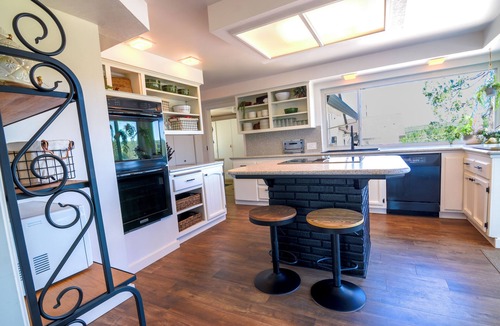 Apple Hill House | Retreat - Heart of Apple Hill 5-bedroom farmhouse in Camino