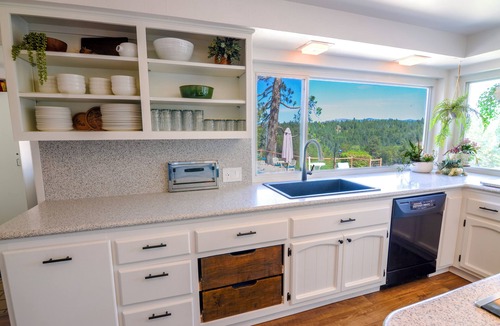 Apple Hill House | Retreat - Heart of Apple Hill 5-bedroom farmhouse in Camino
