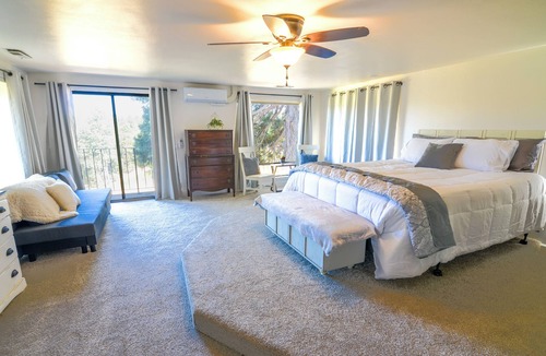 Apple Hill House | Retreat - Heart of Apple Hill 5-bedroom farmhouse in Camino