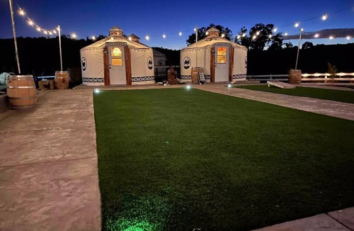 Hollister Apartment | Retreat/weddings/events sleeps 18