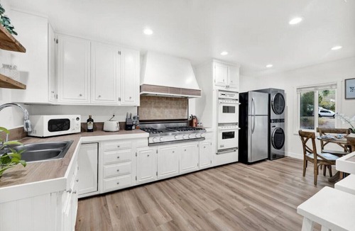 Thousand Oaks House | Retro Cottage, Hot Tub, Putting Green, walk to all