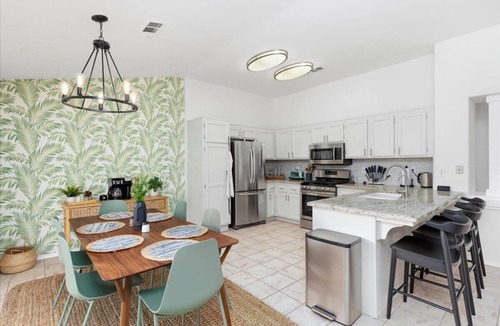 Greenacres House | Revitalizing 3 Bedroom Home in Bakersfield with Pool and Wi-fi