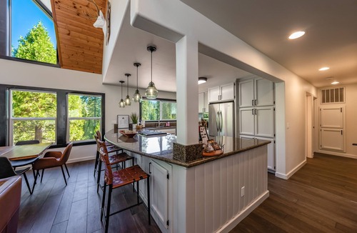 Shaver Lake Cabin | Ridge House. Modern cabin w/all the amenities!