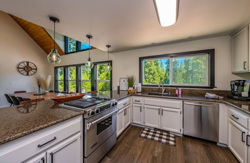 Shaver Lake Cabin | Ridge House. Modern cabin w/all the amenities!