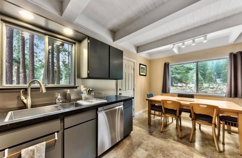 Christmas Valley House | River Front Chalet, quiet location 2782B