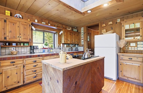 Three Rivers House | River Frontage ~ Quiet & Secluded Retreat Only Minutes to Sequoia National Park