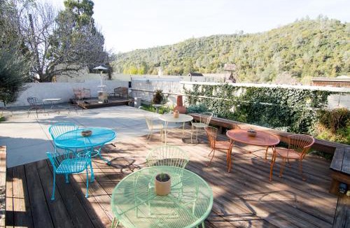 Mariposa Hotel | River Rock Inn