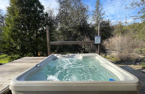 Oakhurst House | River View Retreat Sleeps 16/hot tub/basketball court