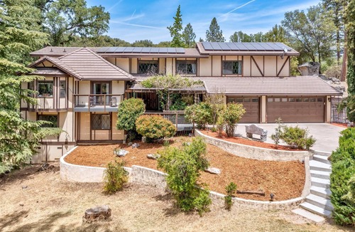 Oakhurst House | River View Retreat Sleeps 16/hot tub/basketball court