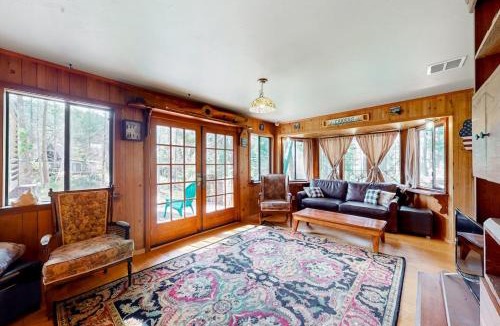 Pla-Vada Woodlands House | Riverfront dog-friendly retreat with a rustic flair & wood stove near skiing
