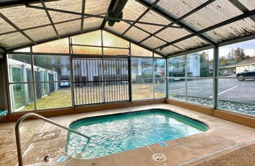 Bend House | Riverfront Studio with Trail access