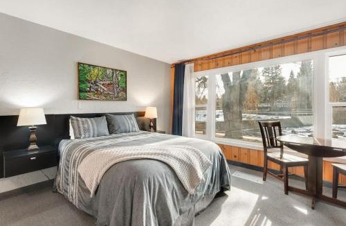 Bend House | Riverfront Studio with Trail access