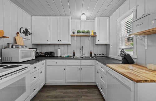 Strawberry House | Rivers Resort Cabin #6
