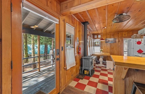 Strawberry House | Rivers Resort Cabin #7