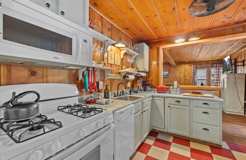 Strawberry House | Rivers Resort Cabin #7