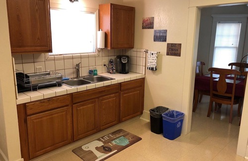 Chowchilla House | Robertson Villa 2BR Cozy Cottage with Full Kitchen