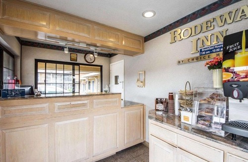 North Fremont Street Hotel | Rodeway Inn Monterey Near Fairgrounds