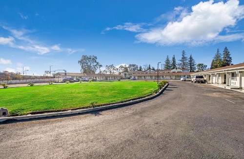 Stockton Hotel | Rodeway Inn Stockton Highway 99