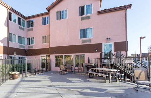 Hayward Hotel | Rodeway Inn & Suites