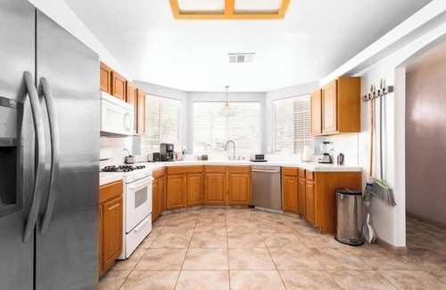 Greenacres House | Rollingbay · Luxury 4BR Getaway Jacuzzi Tub, Pool Table & 70”TV