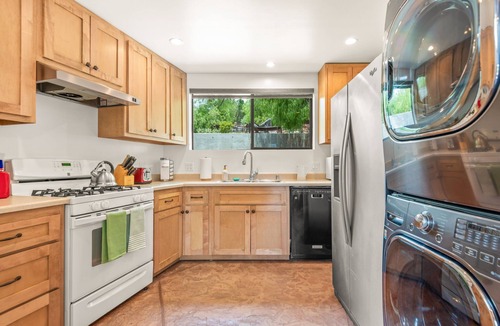 Agoura Hills Cottage | Romantic Garden Cottage Cozy 1BR Escape