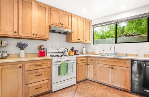 Agoura Hills Cottage | Romantic Garden Cottage Cozy 1BR Escape