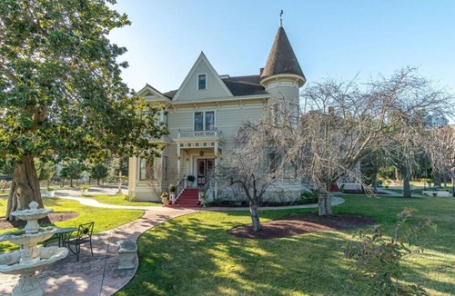 Salinas House | Romantic King Suite Courtyard View Near Monterey