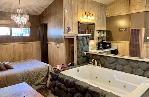 Big Bear Lake Cottage | Romantic Studio Cabin with Jacuzzi and Fireplace, Perfect for a Romantic Weekend in Big Bear, CA