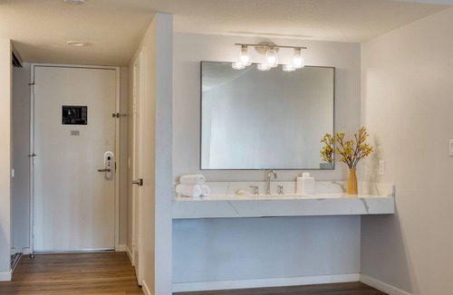 Laguna Beach Hotel | Rooftop Ocean Views + Pool + Hot Tub + Walk to Beach | The Mara by AvantStay