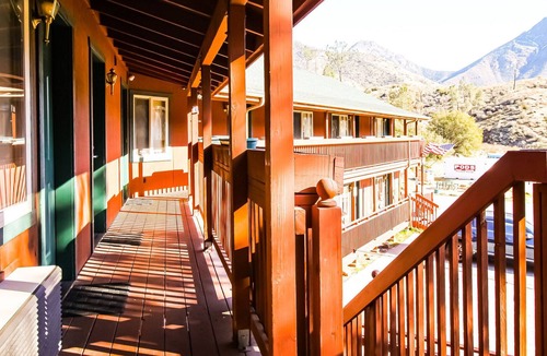 Kernville Cabin | Room 14 Double Queen Studio with Kitchenette