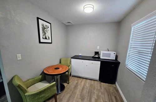 Ridgecrest Hotel | Room w/2 Queens + Kitchenette, Perfect for Extended Stays – Central Ridgecrest