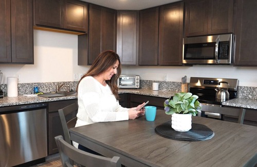 Turlock Apartment | Room with Queen bed, Pets welcome