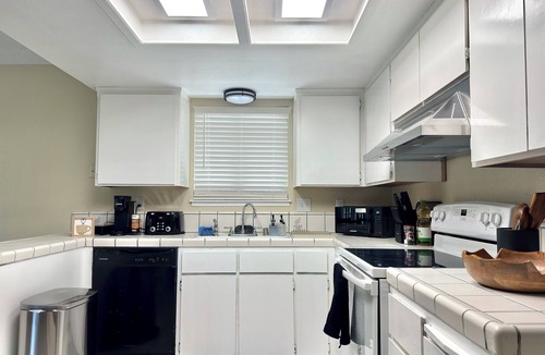 Hanford House | Roomy 3BR & 2BA Retreat with Laundry