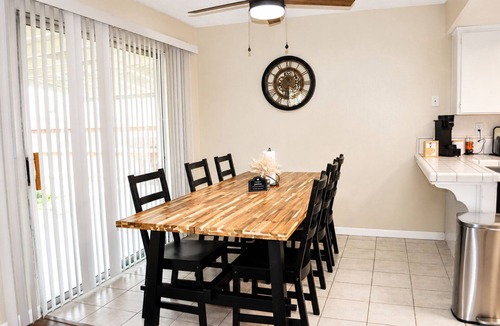 Hanford House | Roomy 3BR & 2BA Retreat with Laundry & King Bed