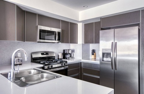 Sawtelle Apartment | Roomy Brentwood 2BR w/Gym, Rooftop & W/D, near UCLA, by Blueground
