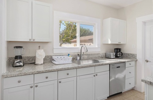 Raisin House | Roomy/Comfy 2B/1Bth w Dinning Room
