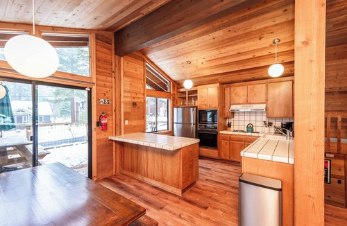 Lake Forest House | Roundridge Retreat - Dollar Point - Hot Tub - 2 Decks - BBQ - Fireplace