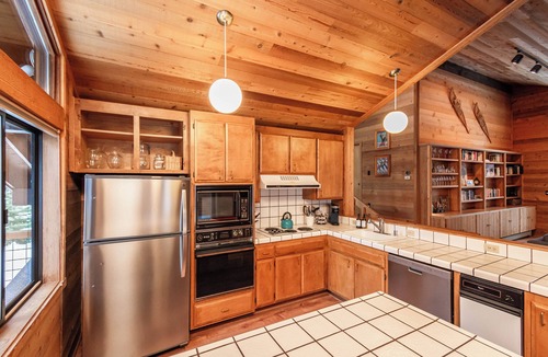 Lake Forest House | Roundridge Retreat - Dollar Point - Hot Tub - 2 Decks - BBQ - Fireplace