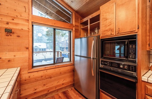 Lake Forest House | Roundridge Retreat - Dollar Point - Hot Tub - 2 Decks - BBQ - Fireplace