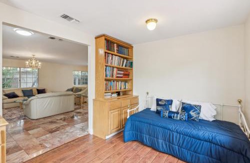 Los Feliz House | Russell House Near Hollywood & Griffith Park