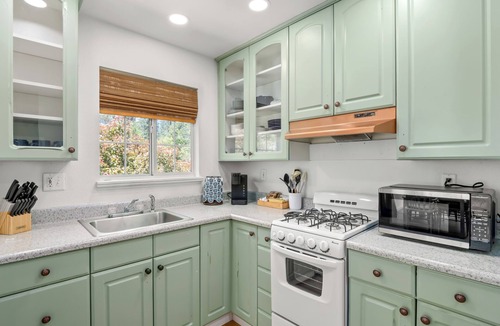 Oakhurst House | Rustic Barn w/game room and hot tub, 5min from Bass Lake & 23min from Yosemite